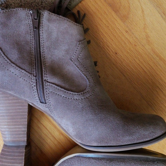 STEVE MADDEN 8.5 SUEDE FRINGE BOOTIES - Picture 7 of 8